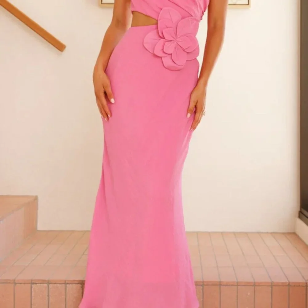 One-Shoulder Floral Cutout Dress - Picture 3 of 5